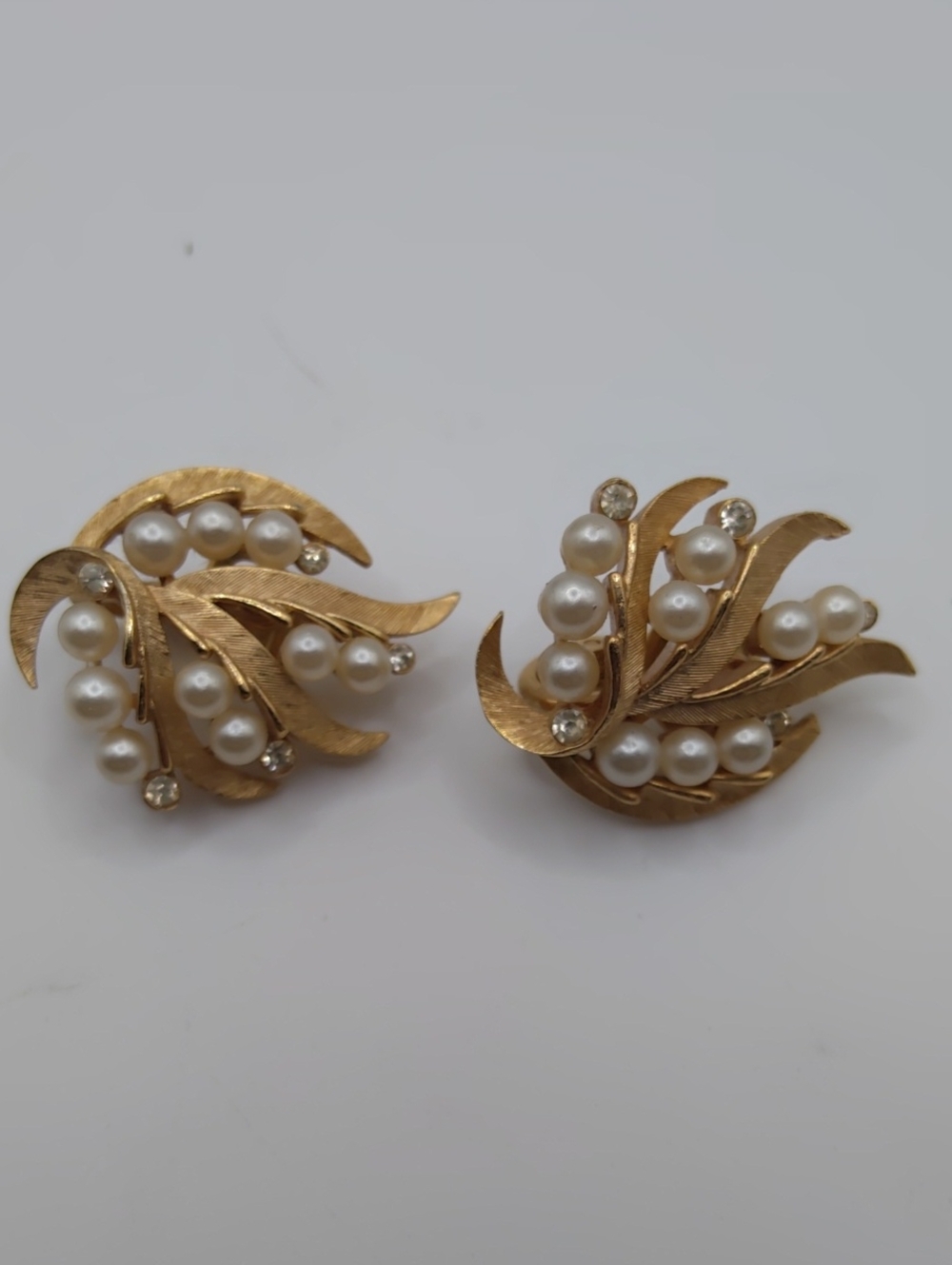 Crown Trifari Gold Tone Leaf With Faux Pearl And Rhinestone Accents Clip On - Picture 6 of 6